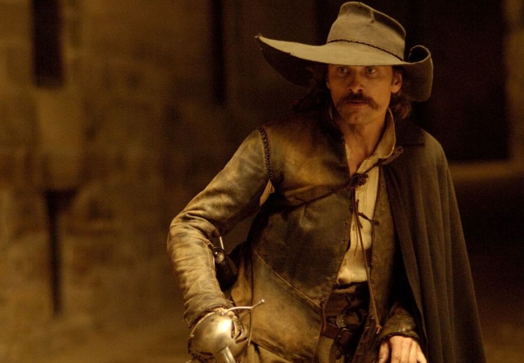 El nuevo libro de Alatriste revalida un trono que permanece vacío: Pérez-Reverte ha creado nuestra franquicia más popular
