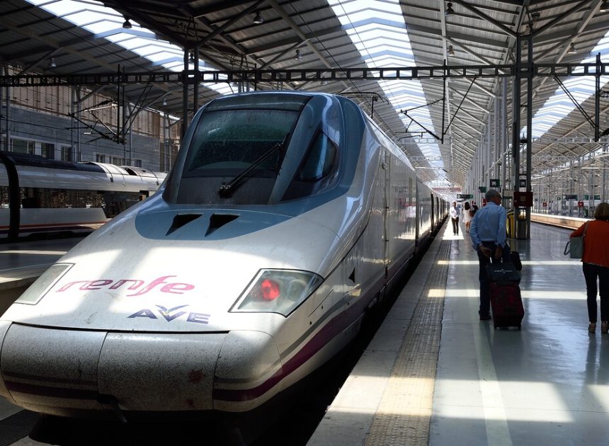 «Circulaban 6 trenes, hoy son 289”: el Gobierno se escuda en la explosión de la alta velocidad española para justificar los retrasos