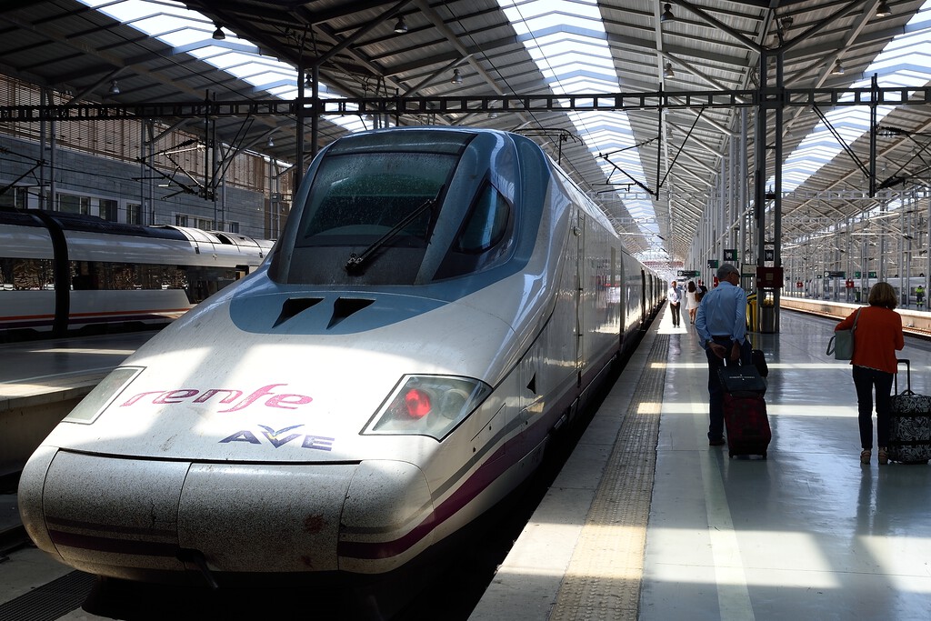 «Circulaban 6 trenes, hoy son 289”: el Gobierno se escuda en la explosión de la alta velocidad española para justificar los retrasos