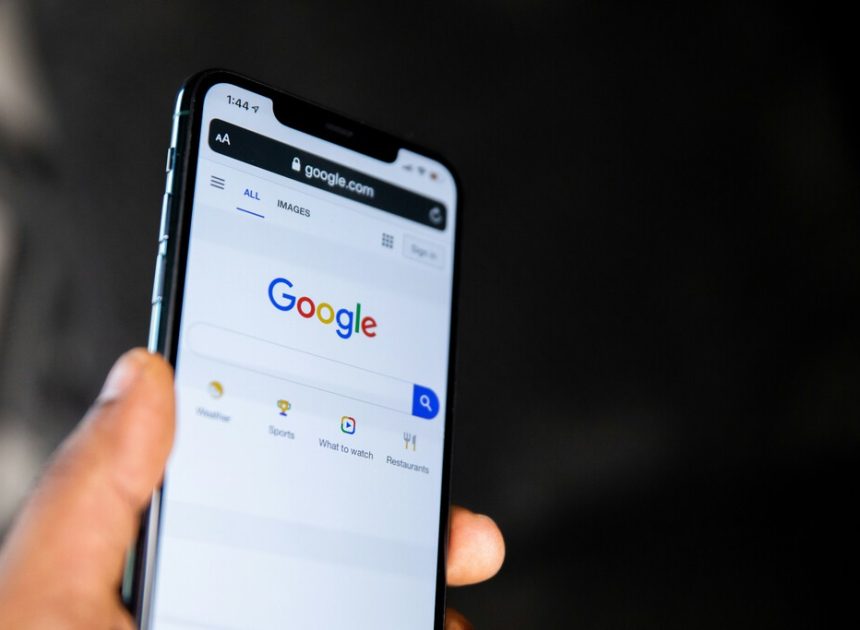 Google puede seguir pagando miles de millones a Apple, pero con letra pequeña: así cambia el negocio más lucrativo de Tim Cook